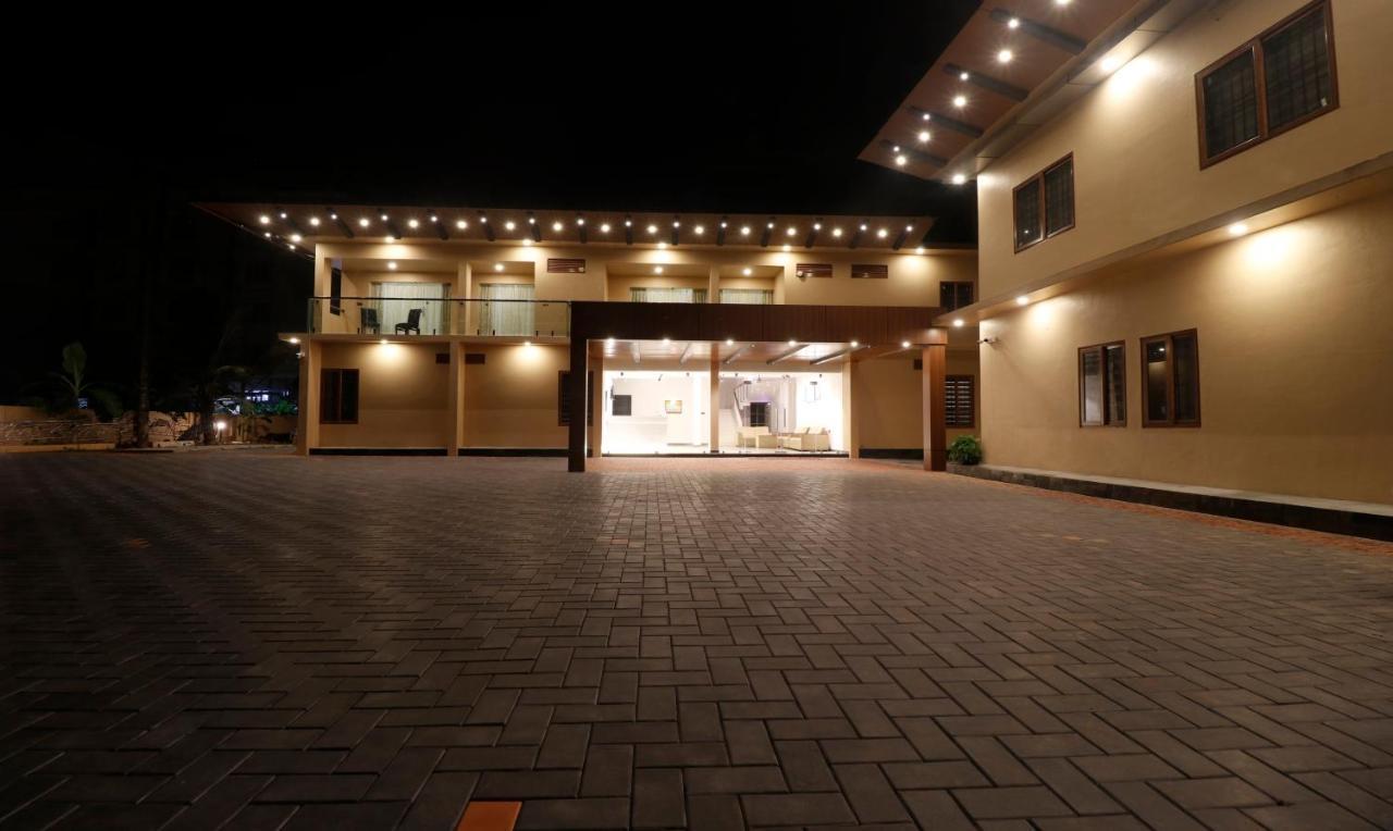 Treebo Grand Vistara Airport Suites Kochi Exterior foto